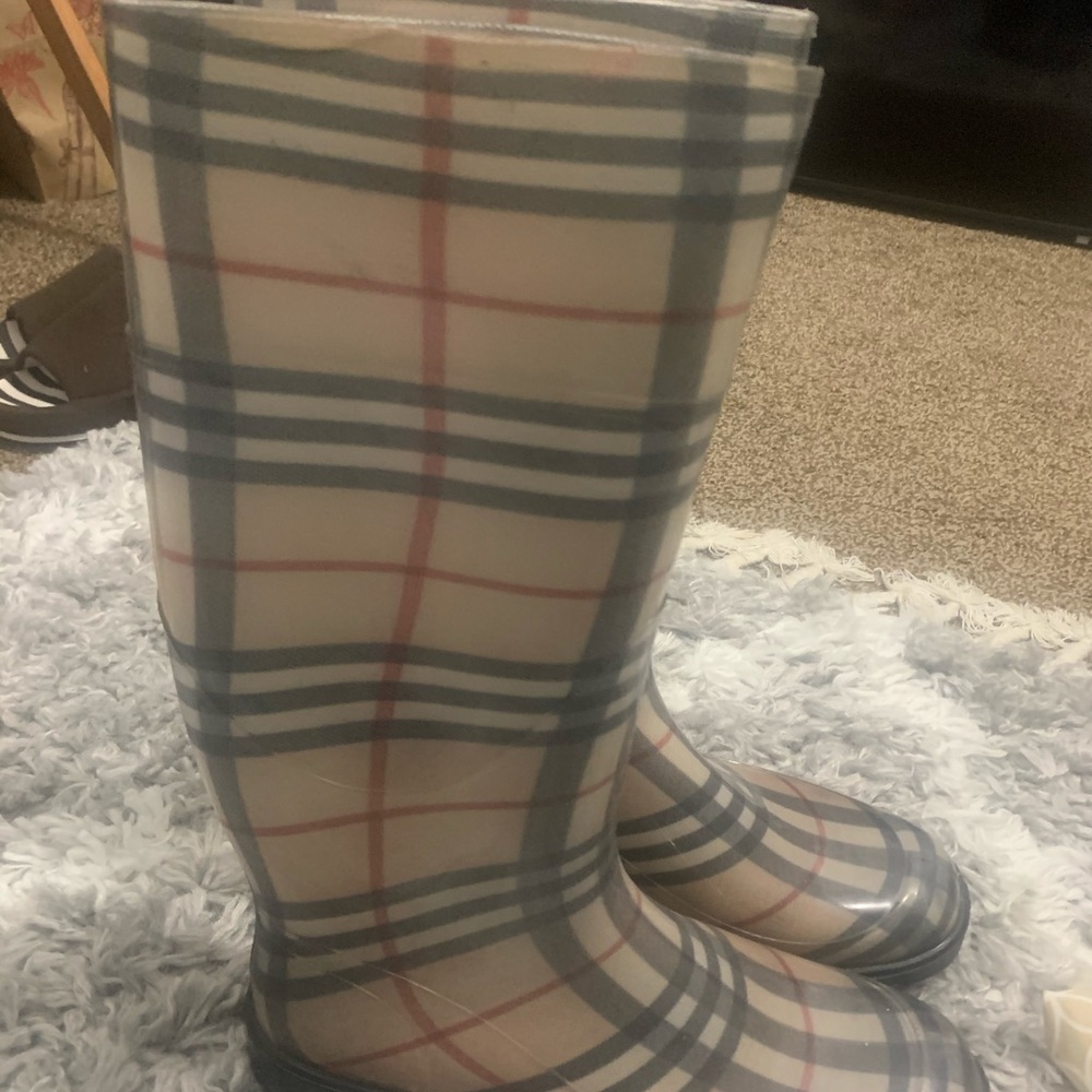 Burberry Rainboots size 7 - Picture 3 of 8